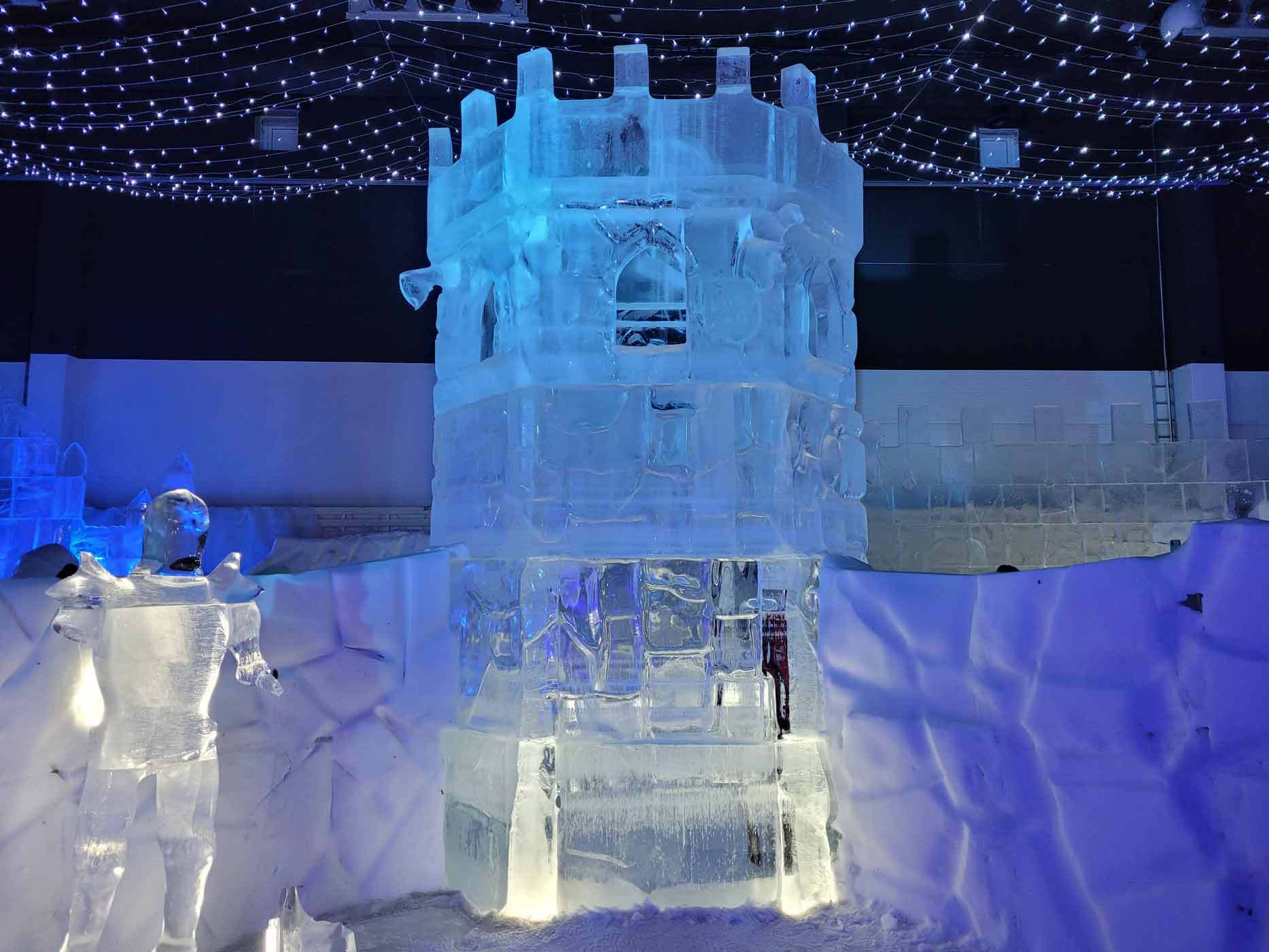 Finnland Kemi Eisskulpturen Eine kleine Burg, die aus Eis gemacht ist.