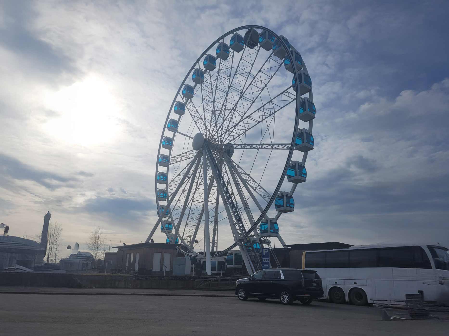 Rundreise Finnland Helsinki Ein großes Riesenrad in Helsinki, in dessen Gondeln kleine Saunen sind.