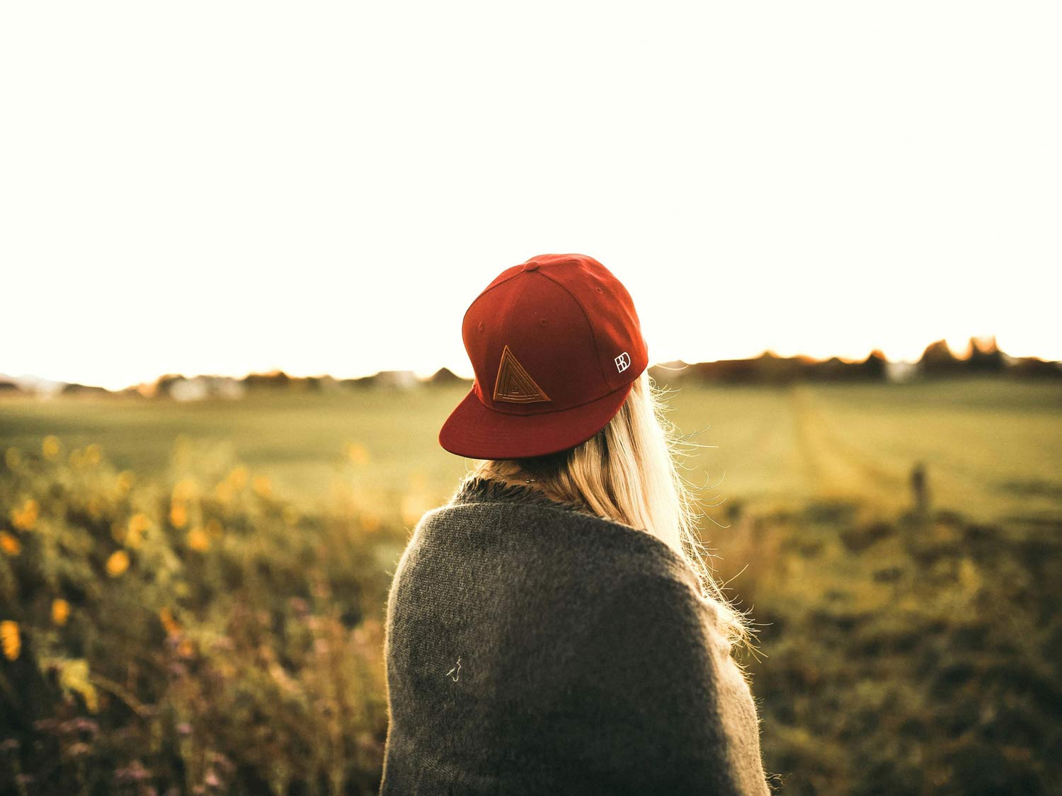 Mädchen von hinten mit Cap