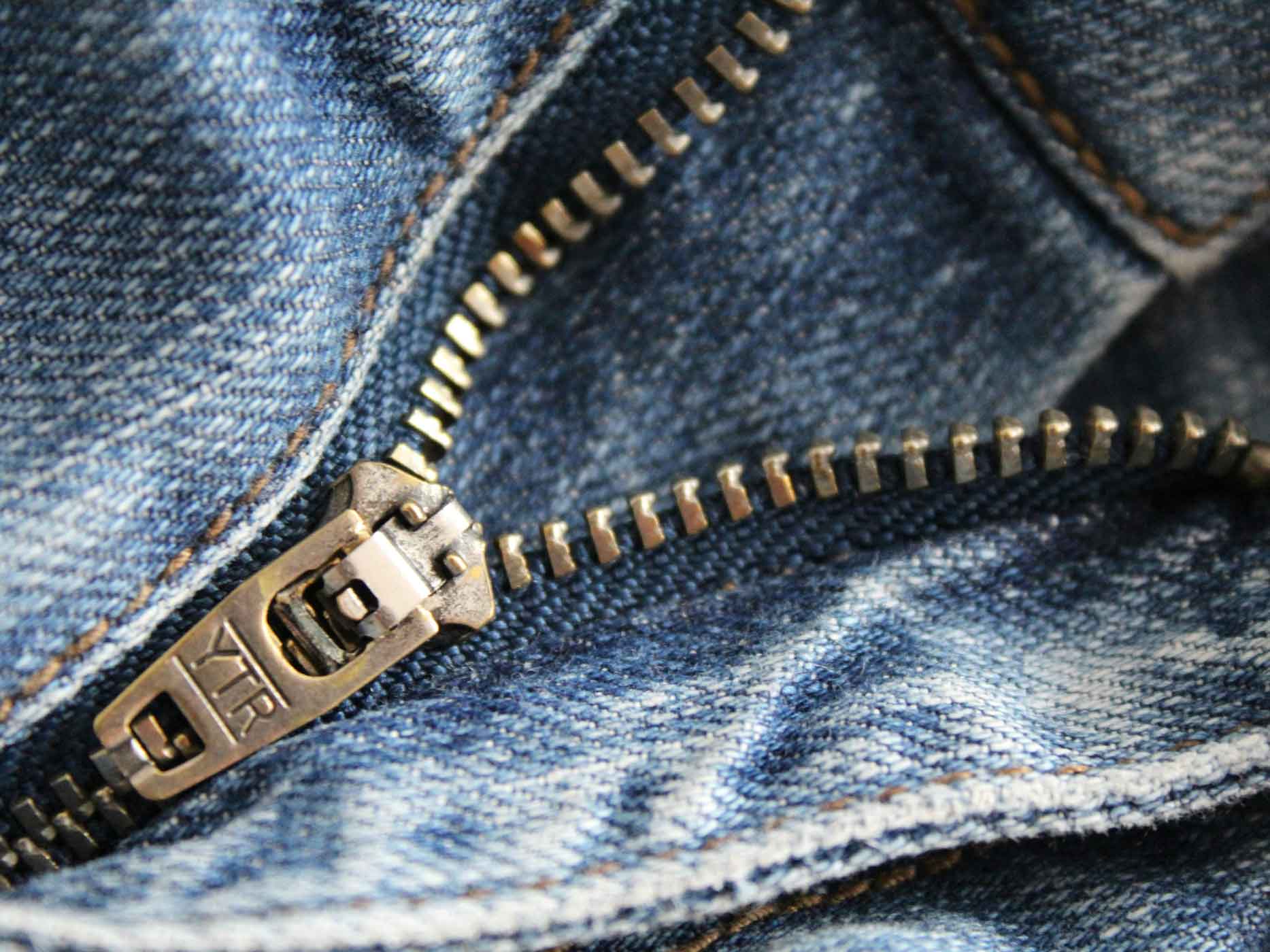 Ein offener Reißverschluss einer blauen Jeans