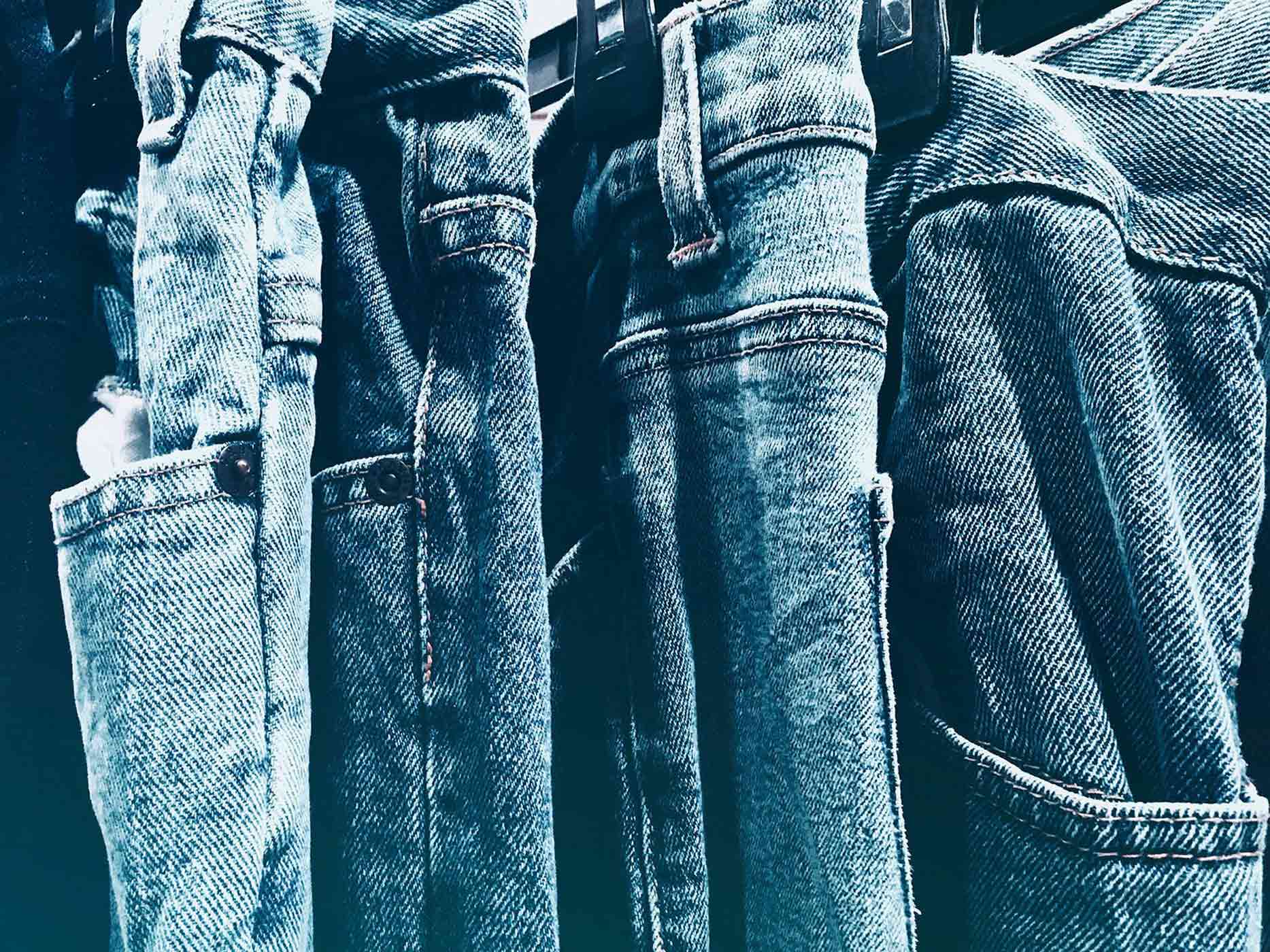 Blaue Jeans hängen eng nebeneinander