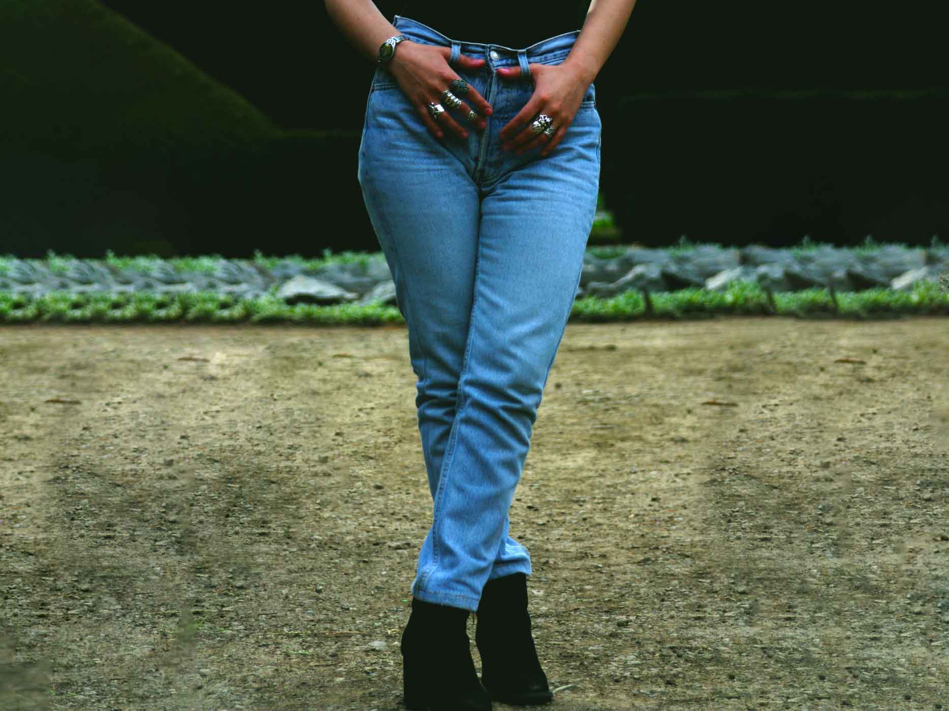 Frau trägt eine schlank geschnittene Jeans