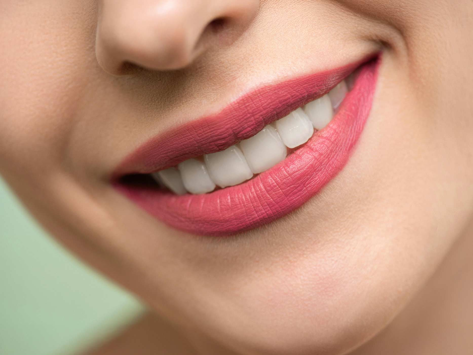 Nahaufnahme von Lippen, die mit rosé farbenem Lippenstift bemalt wurden