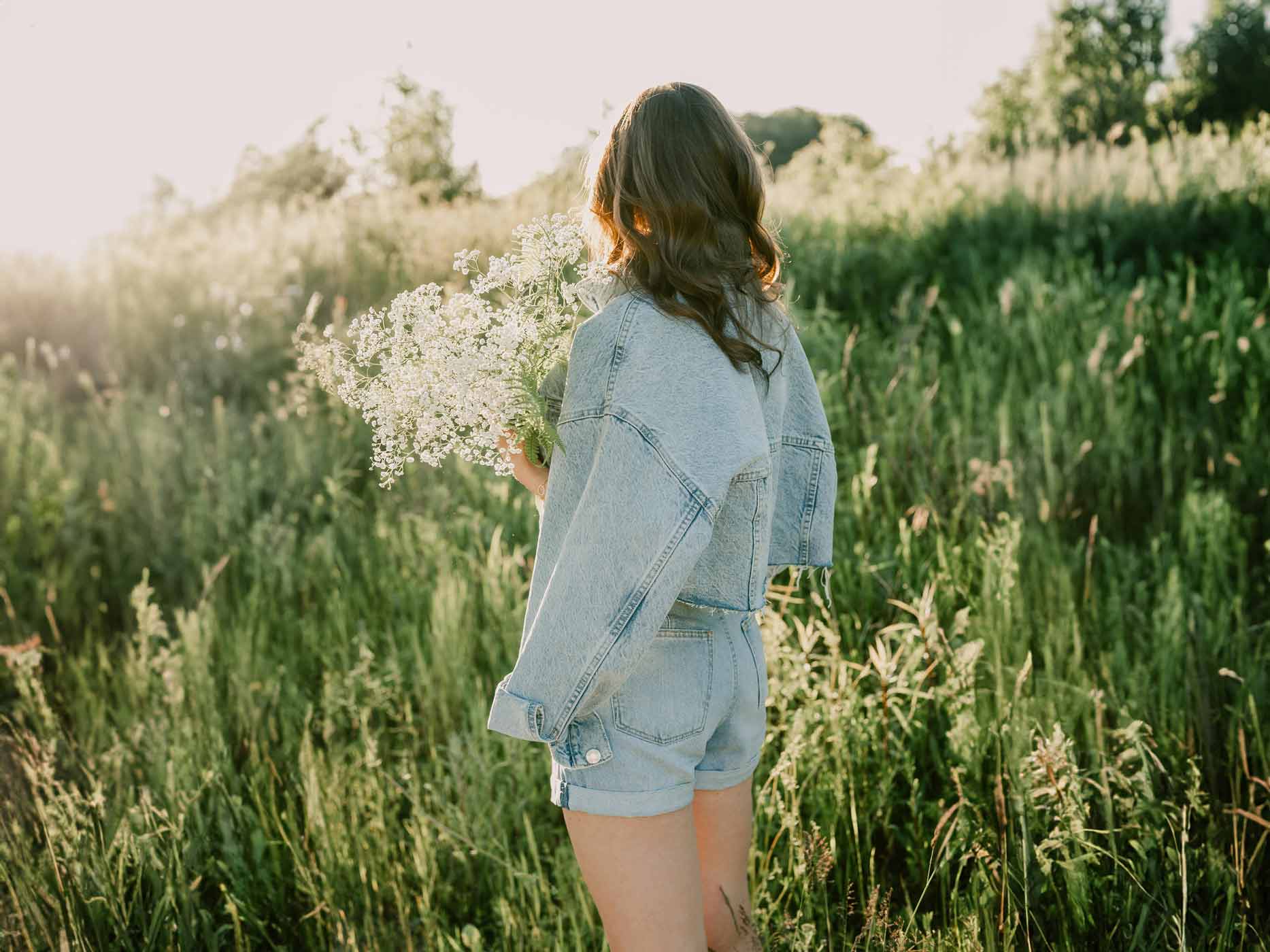 Frau trägt Ton-in-Ton Jeansjacke und Jeansshorts