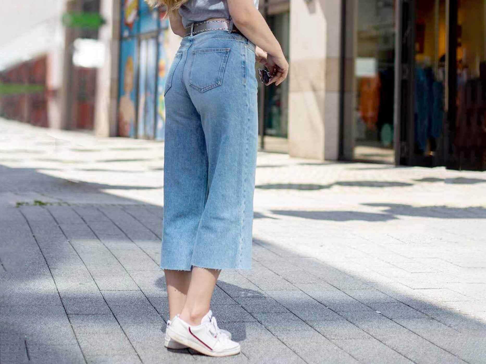 Frau trägt Jeans Culotte