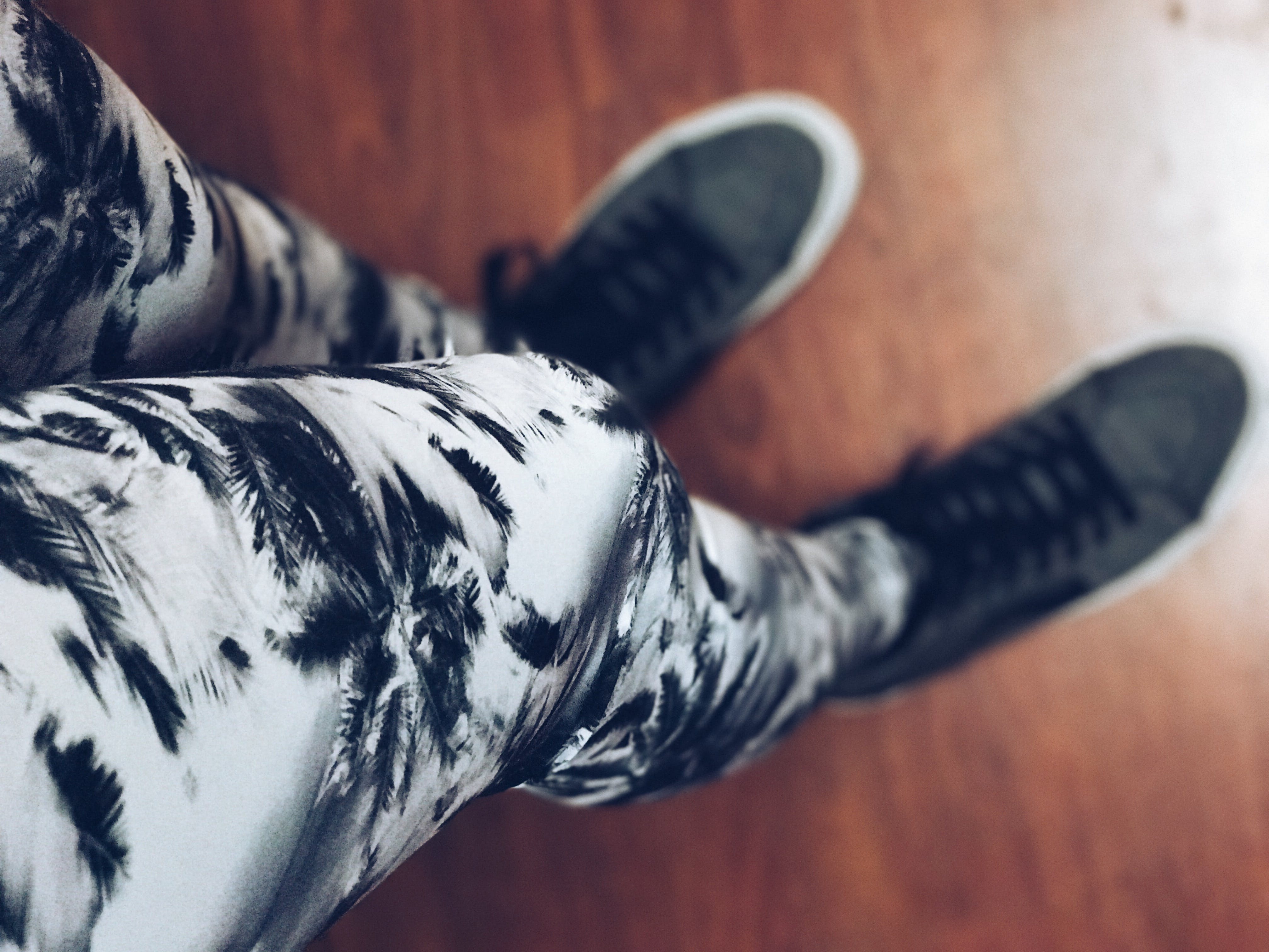 Leggings mit schwarz-weißem Palmenmuster als Allover Print