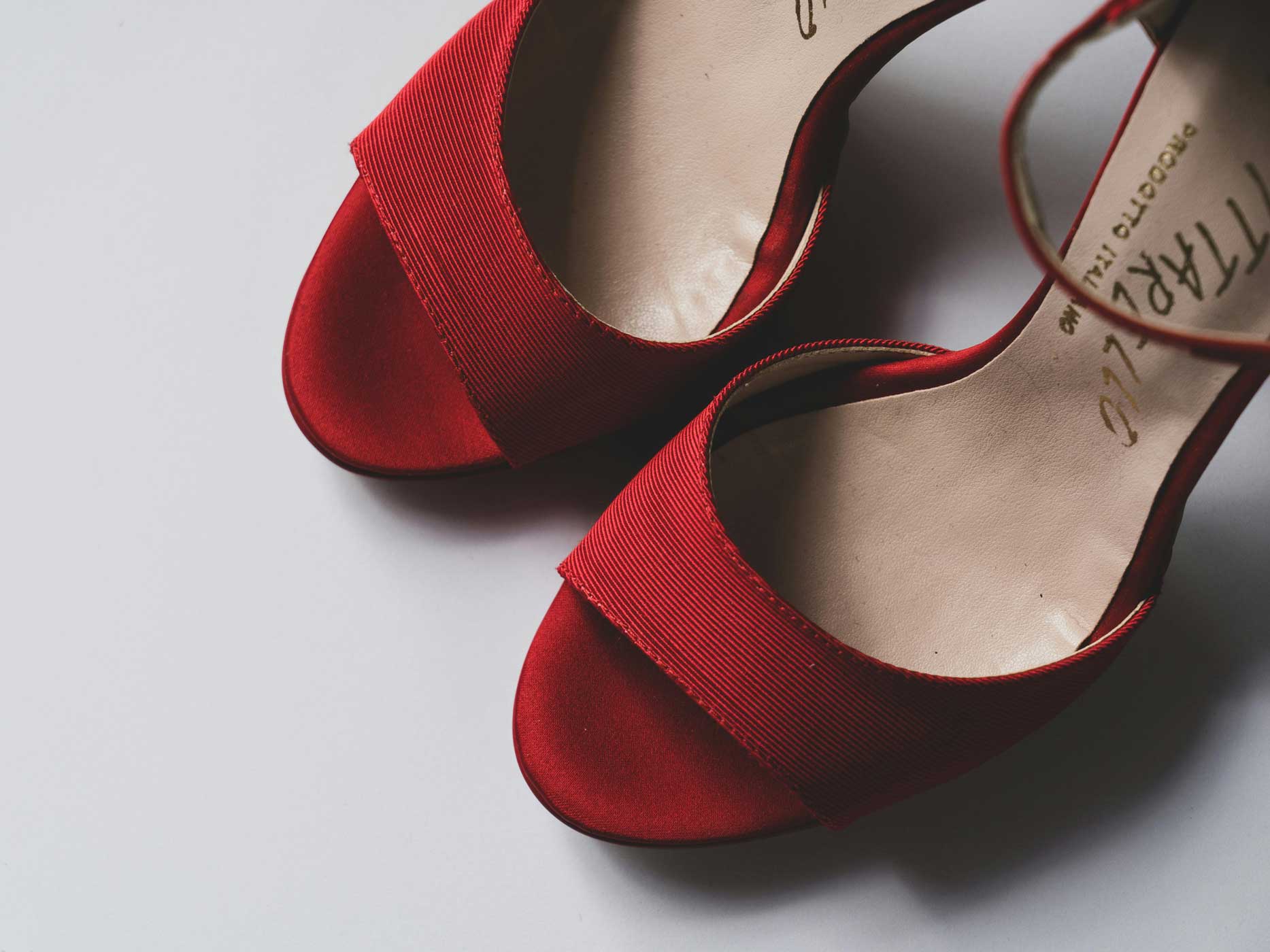 Ein Paar rote High Heels