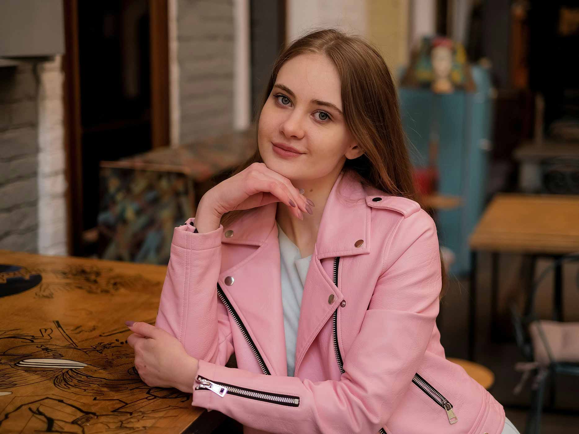 Frau trägt pinke Lederjacke