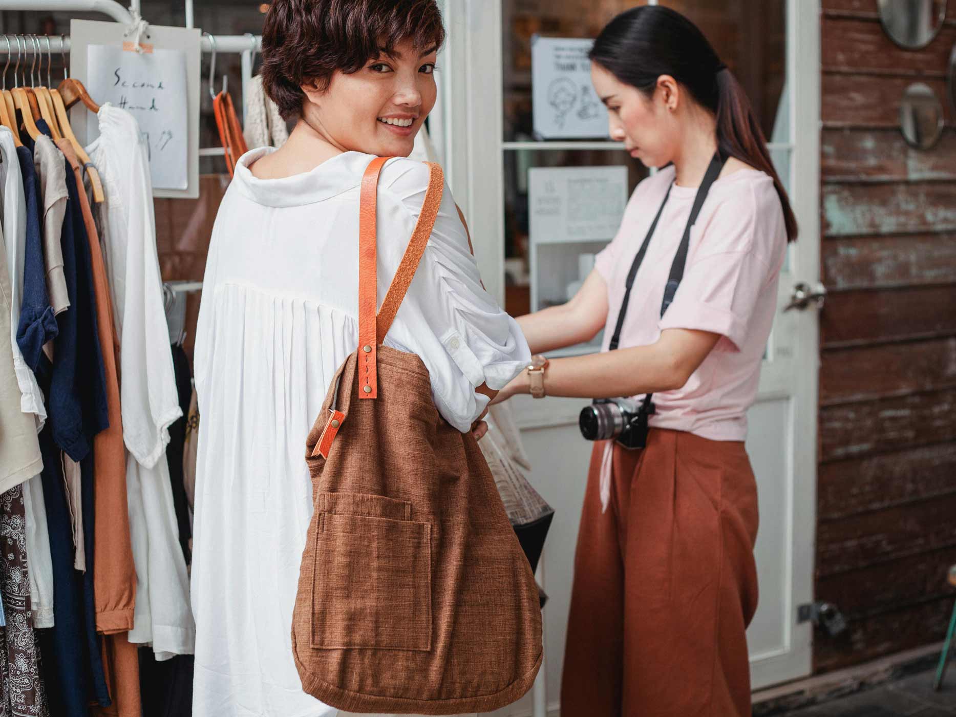 Zwei Frauen beim Einkaufen, eine trägt einen großen Shopper