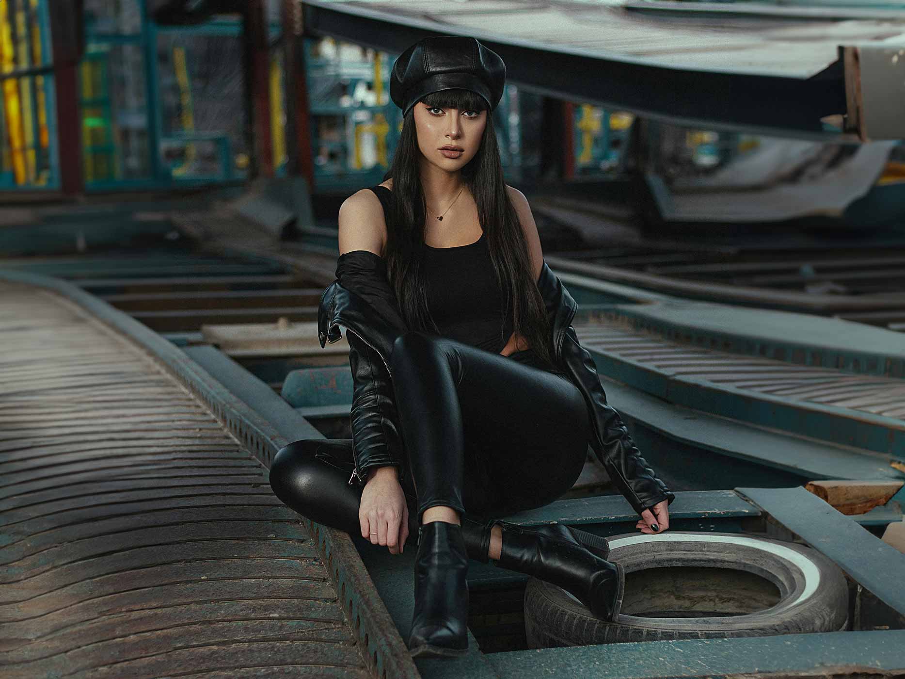Frau trägt komplett schwarzes Outfit mit einer Treggings