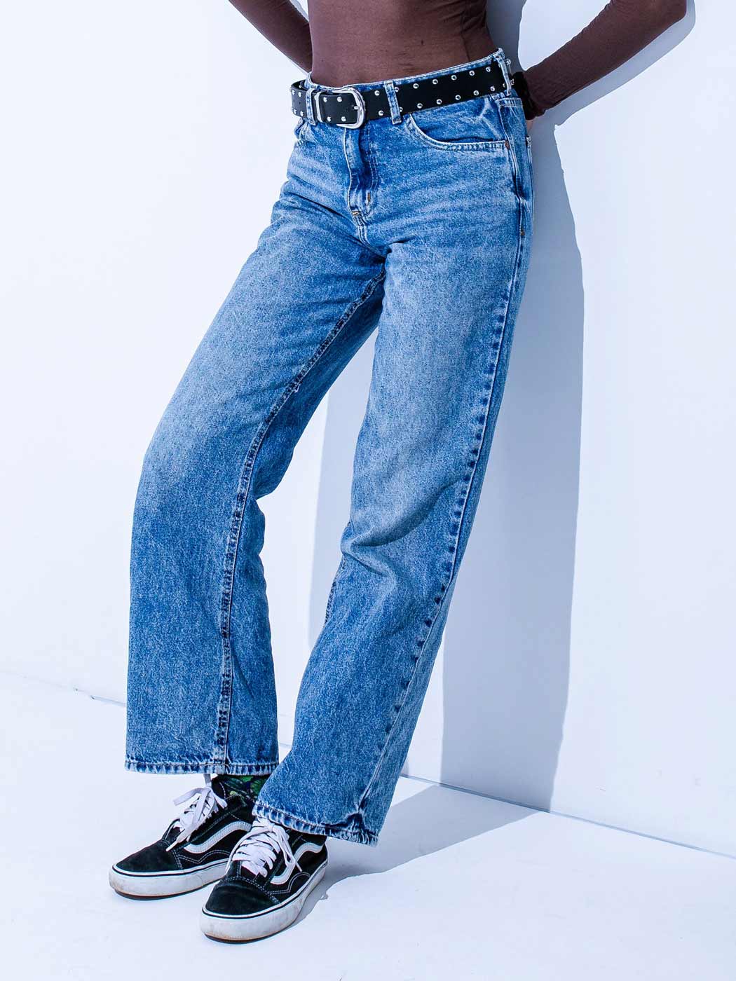 Frau in blauer, gerader geschnittener Jeans