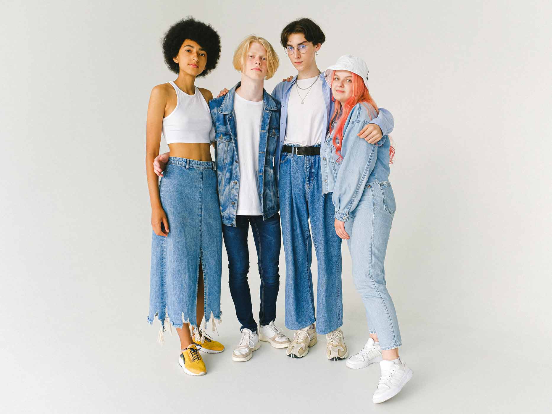Eine Gruppe von Jungen und Mädchen tragen in verschiedener Ausführung Jeansjacken