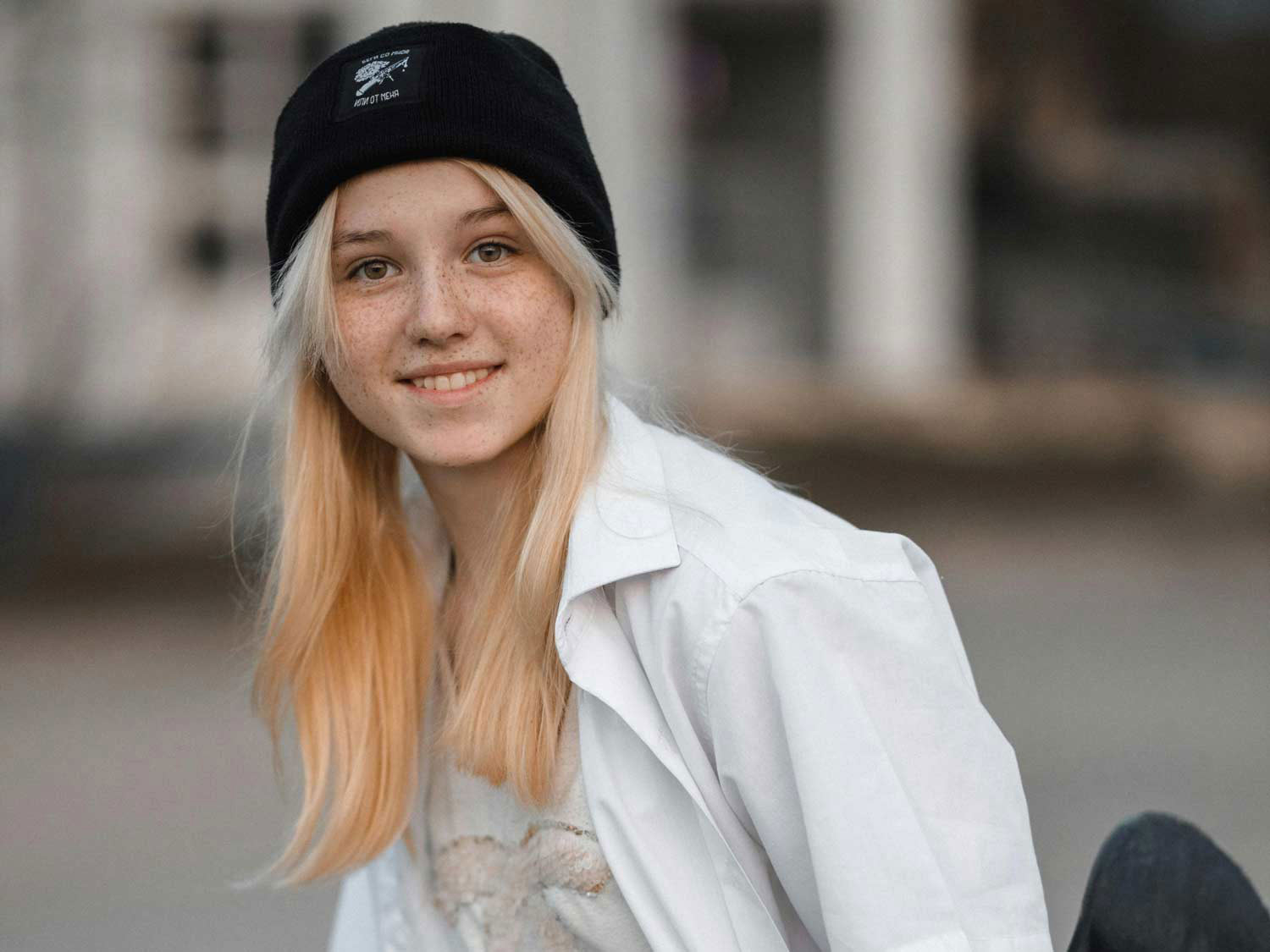 Mädchen mit schwarzer Beanie