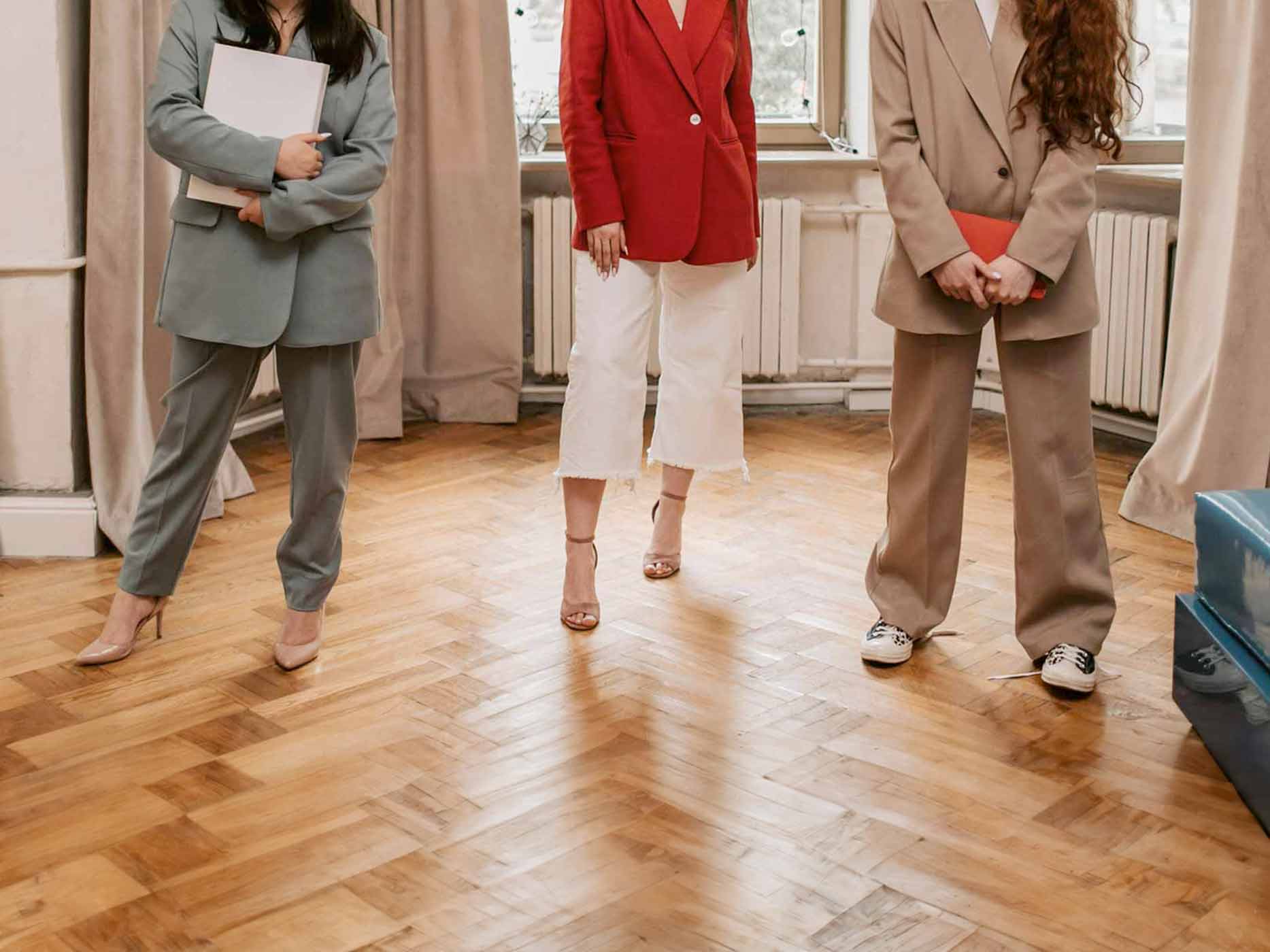 Drei Frauen in einem Büro, die Culottes tragen