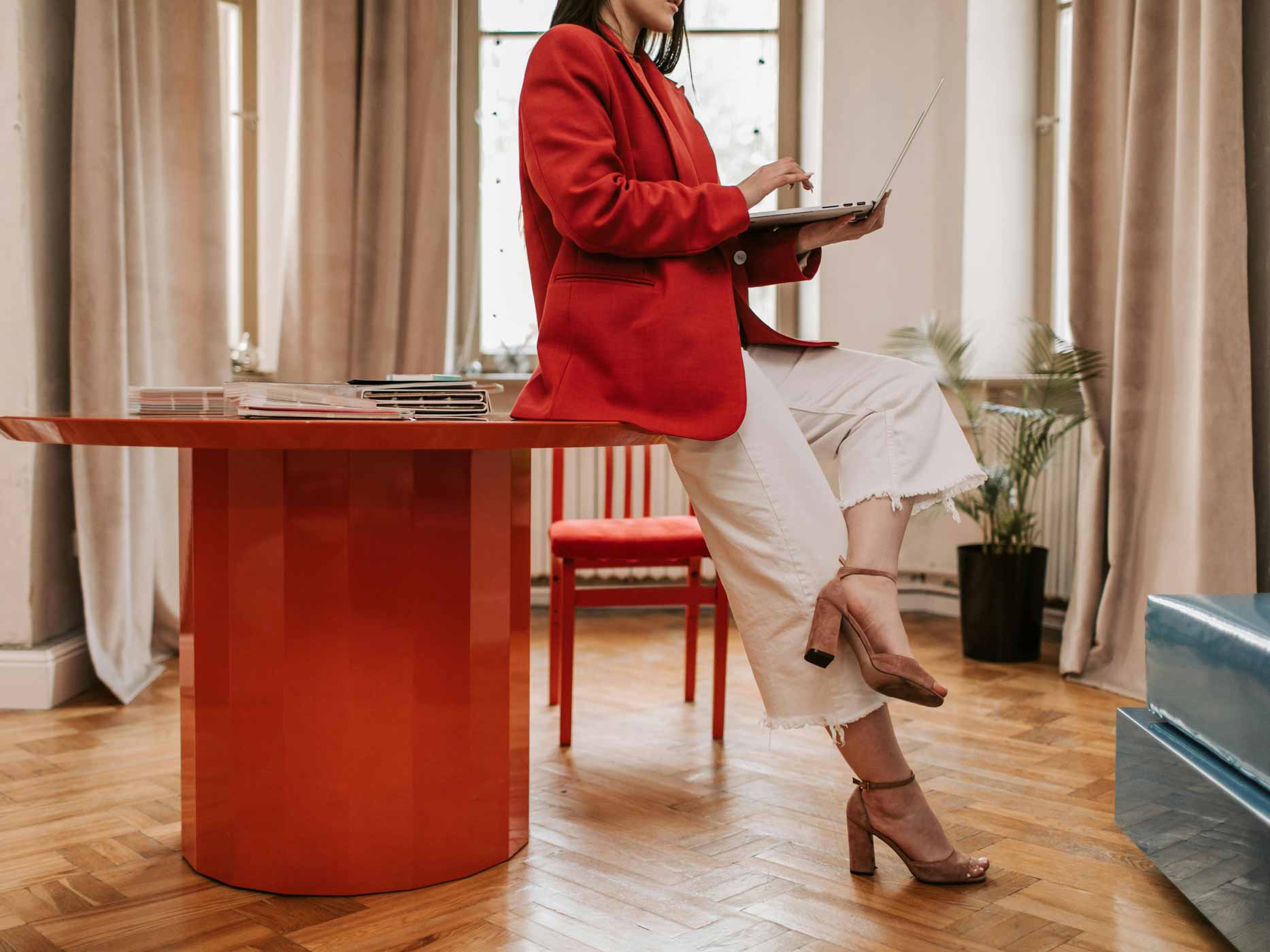 Frau trägt Culotte mit High-Heels im Büro